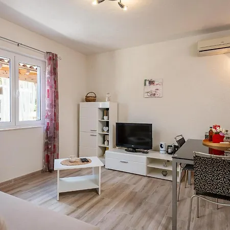 4 Bedroom Lovely In Lovorno