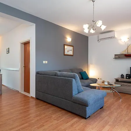 4 Bedroom Lovely In 度假居