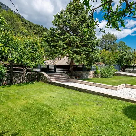4 Bedroom Lovely In Lovorno