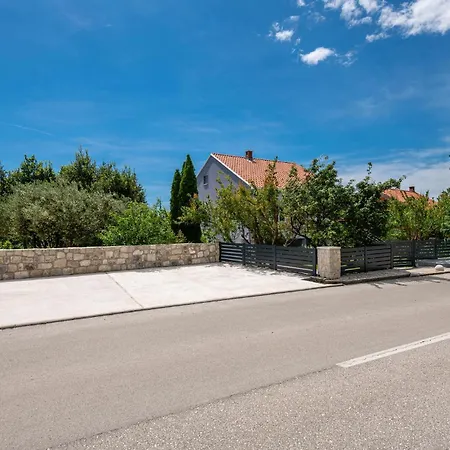 4 Bedroom Lovely In Lovorno