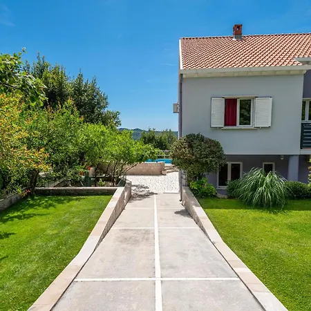 4 Bedroom Lovely In * Lovorno